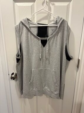LIVI Active Heather Gray Sleeveless Athletic Hoodie with Kangaroo Pocket (26/28)